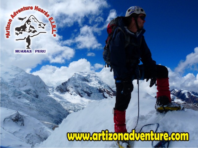 Rafael Guerra en la Cumbre del Ishinca 5530 m. Cordillera Blanca Climb